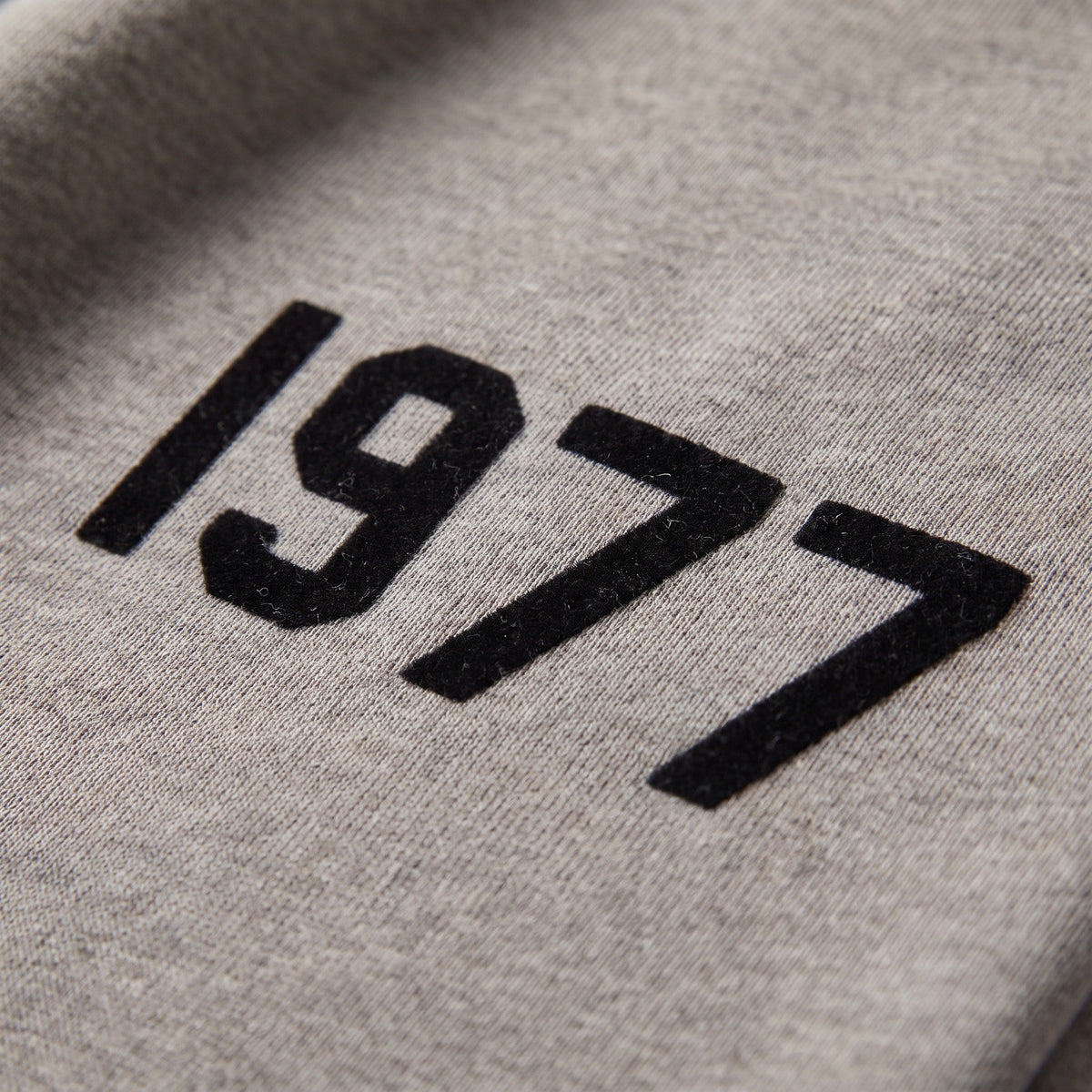 tepláky Fear of God Essentials S22 Sweatpants 1977 Dark Oatmeal ADONIO