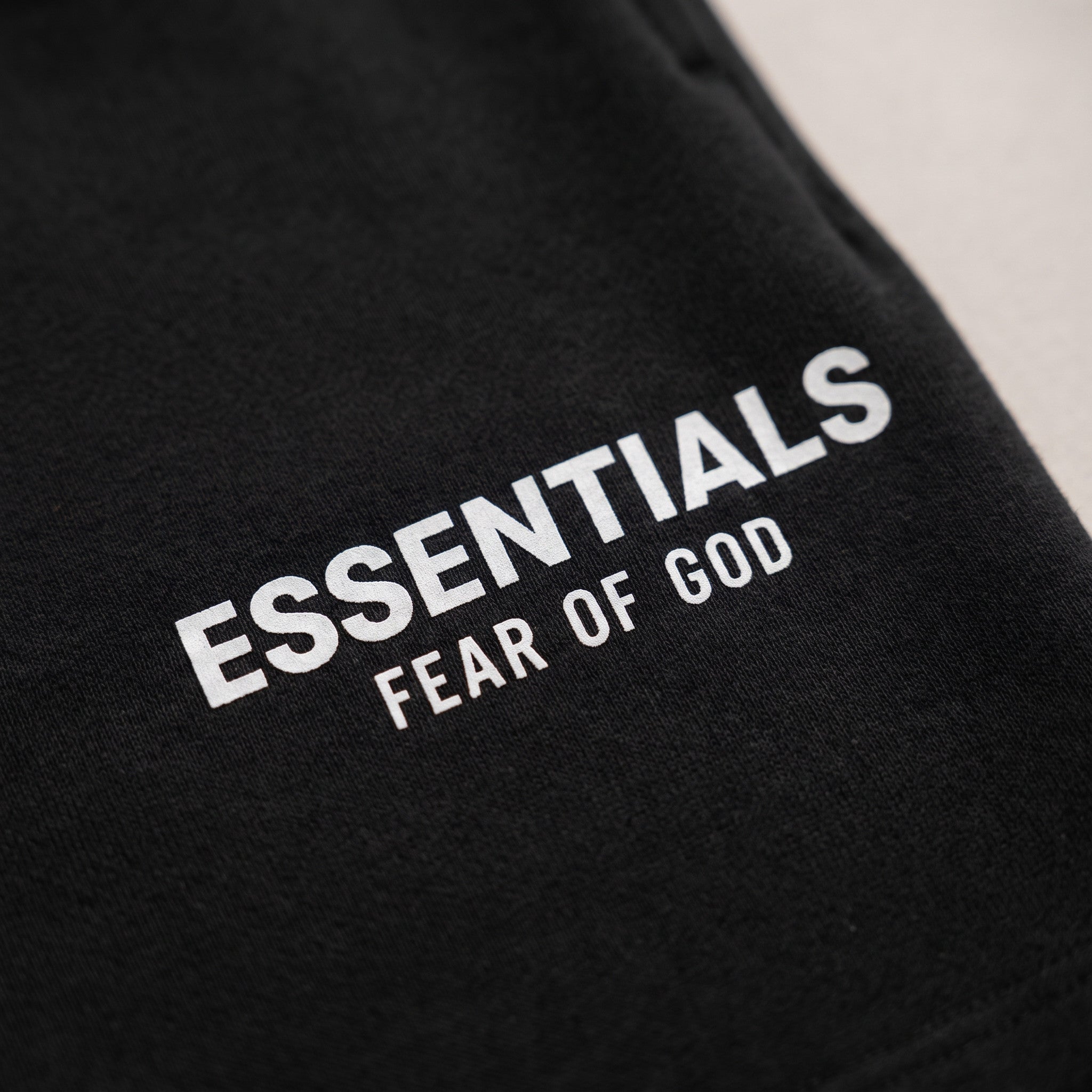 šortky Fear of God Essentials (S25) Shorts Jet Black ADONIO