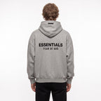 Fear of God Essentials S24 Fleece Hoodie Light Heather Grey – model foto