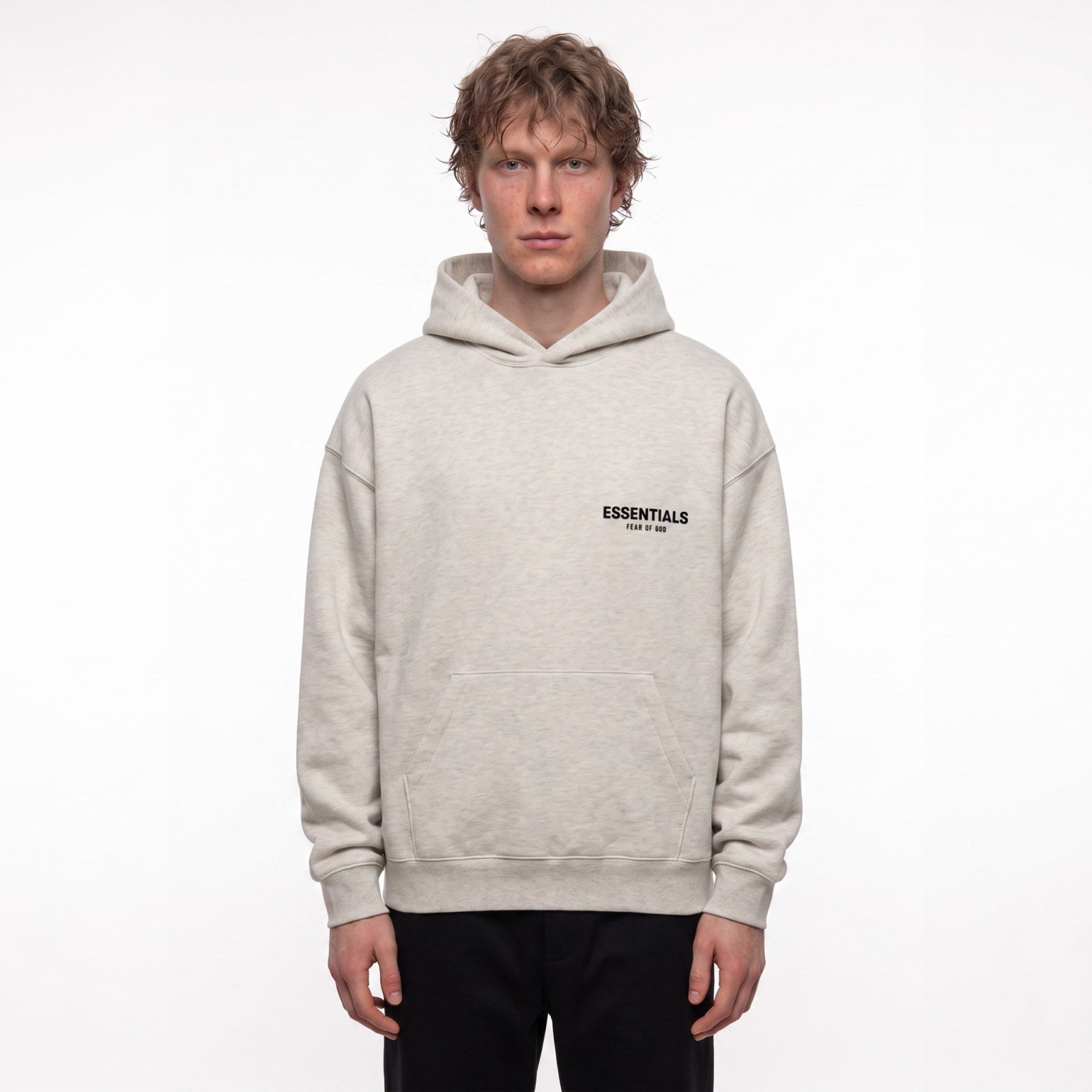 Fear of God Essentials S22 Hoodie Light Oatmeal – model foto