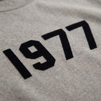 tričko Fear of God Essentials 1977 T-Shirt Dark Oatmeal ADONIO