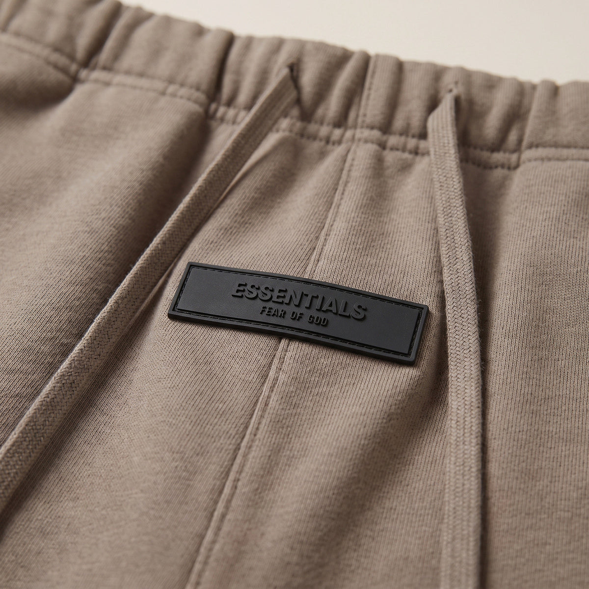 šortky Fear of God Essentials S22 Shorts Desert Taupe ADONIO