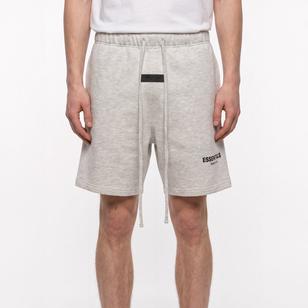 Fear of God Essentials Shorts (SS22) Light Oatmeal – model foto