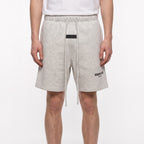 Fear of God Essentials Shorts (SS22) Light Oatmeal – model foto