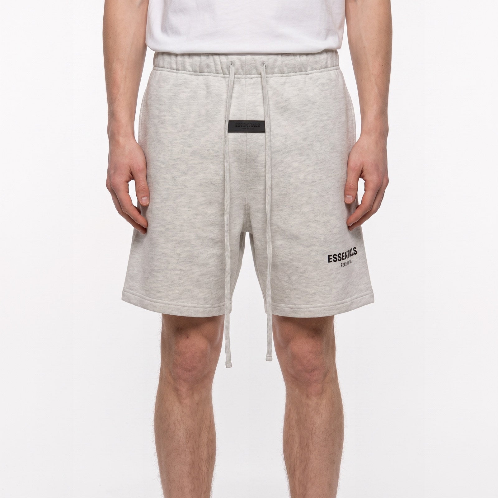 Fear of God Essentials Shorts (SS22) Light Oatmeal – model foto