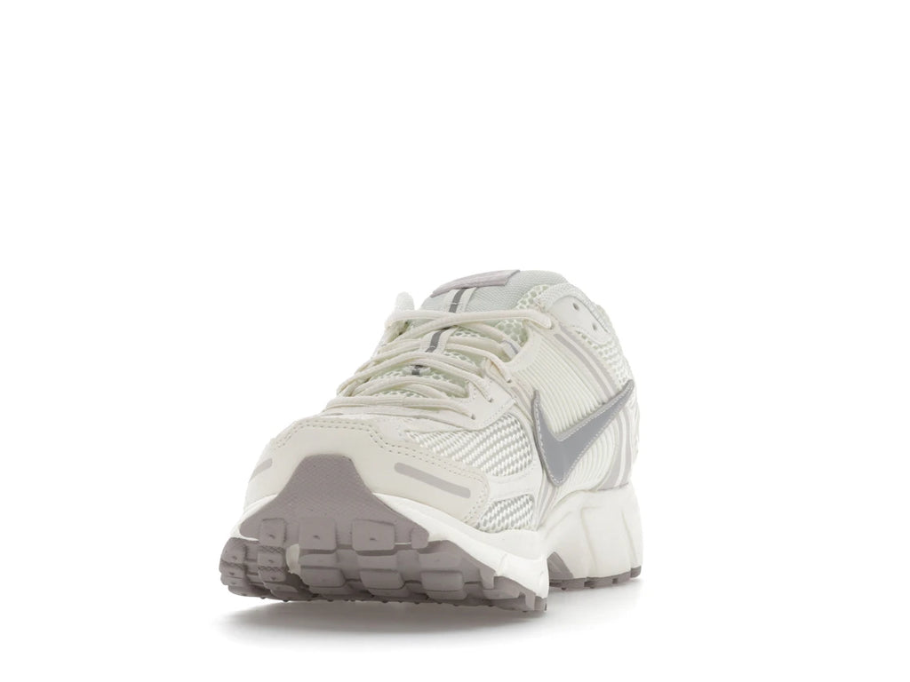 tenisky a boty Nike Zoom Vomero 5 Sail Vast Grey Metallic Silver FB9149-103 ADONIO