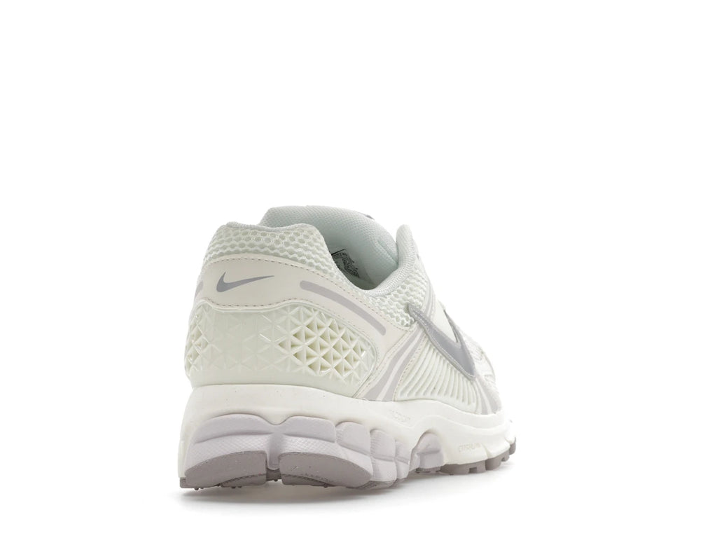 tenisky a boty Nike Zoom Vomero 5 Sail Vast Grey Metallic Silver FB9149-103 ADONIO