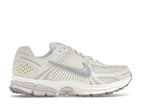 tenisky a boty Nike Zoom Vomero 5 Sail Vast Grey Metallic Silver FB9149-103 ADONIO